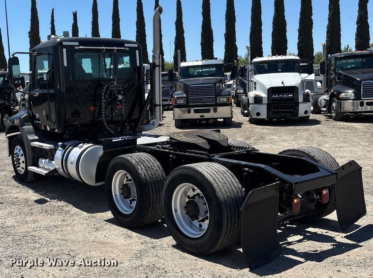 image for item DH8667 2017 Mack CXU613 semi truck