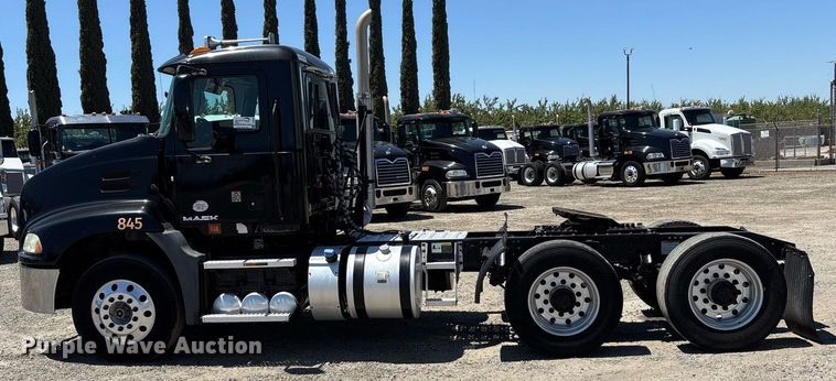 image for item DH8667 2017 Mack CXU613 semi truck