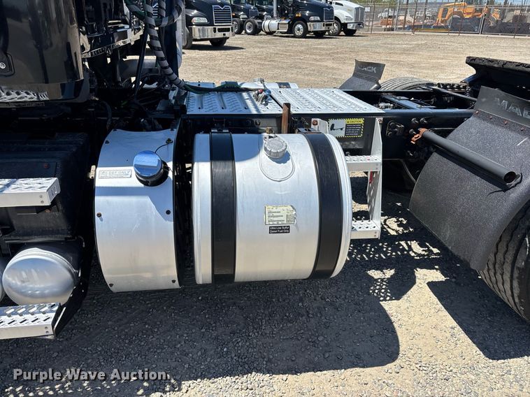 image for item DH8667 2017 Mack CXU613 semi truck