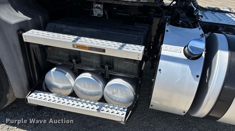 image for item DH8667 2017 Mack CXU613 semi truck