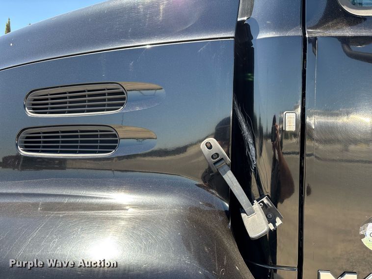 image for item DH8667 2017 Mack CXU613 semi truck