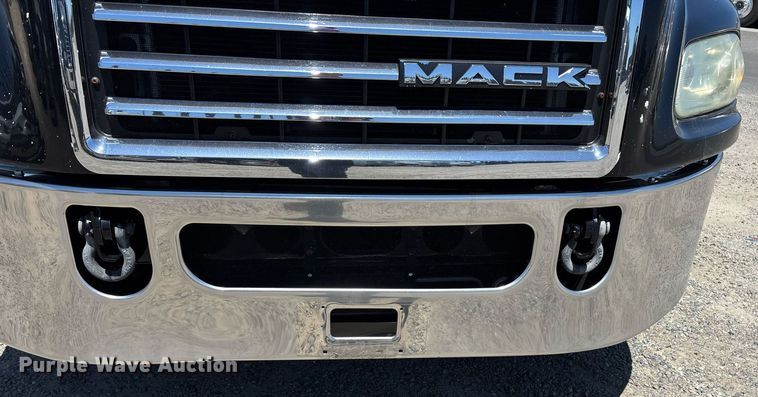 image for item DH8667 2017 Mack CXU613 semi truck