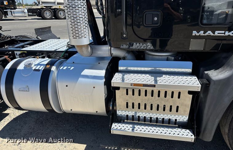 image for item DH8667 2017 Mack CXU613 semi truck