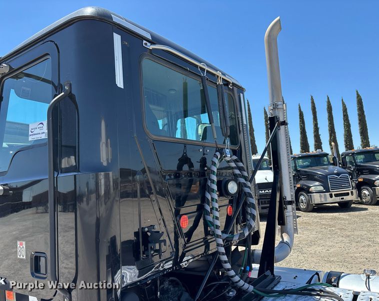 image for item DH8667 2017 Mack CXU613 semi truck