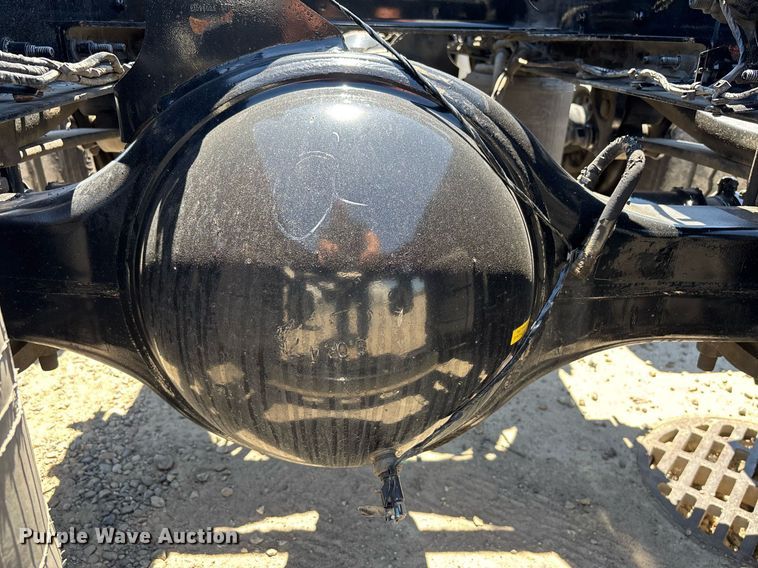 image for item DH8667 2017 Mack CXU613 semi truck