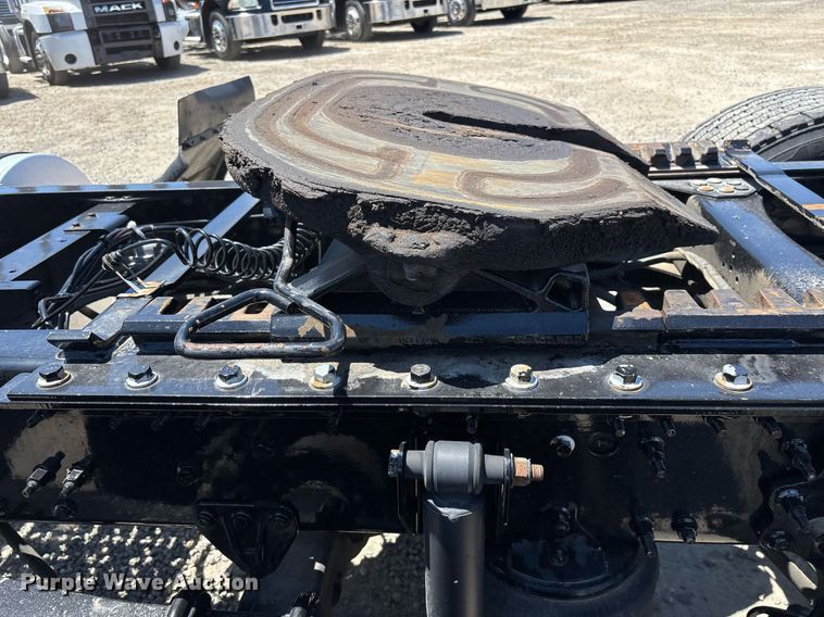 image for item DH8667 2017 Mack CXU613 semi truck