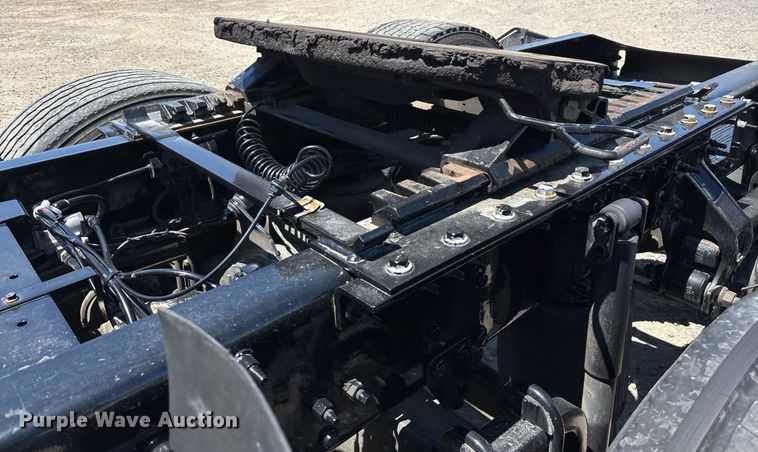 image for item DH8667 2017 Mack CXU613 semi truck