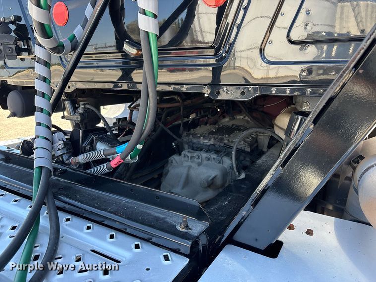 image for item DH8667 2017 Mack CXU613 semi truck