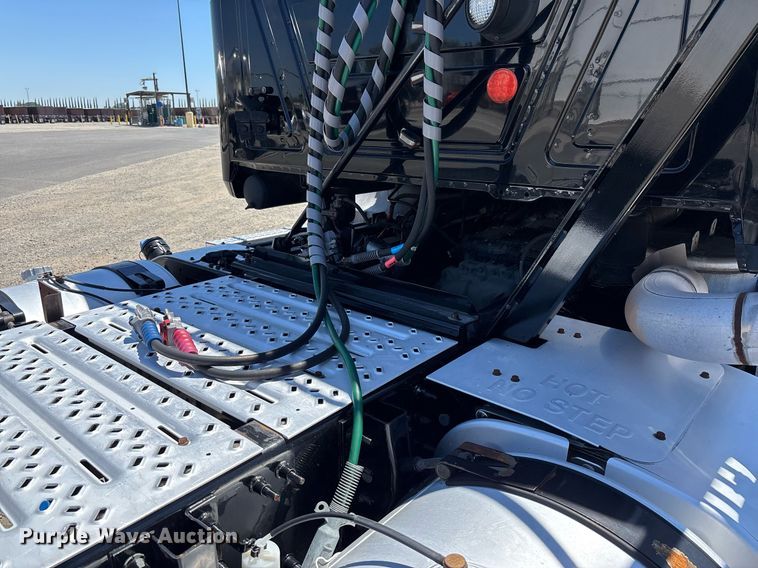 image for item DH8667 2017 Mack CXU613 semi truck