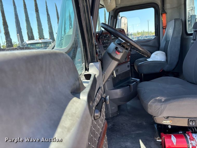 image for item DH8667 2017 Mack CXU613 semi truck