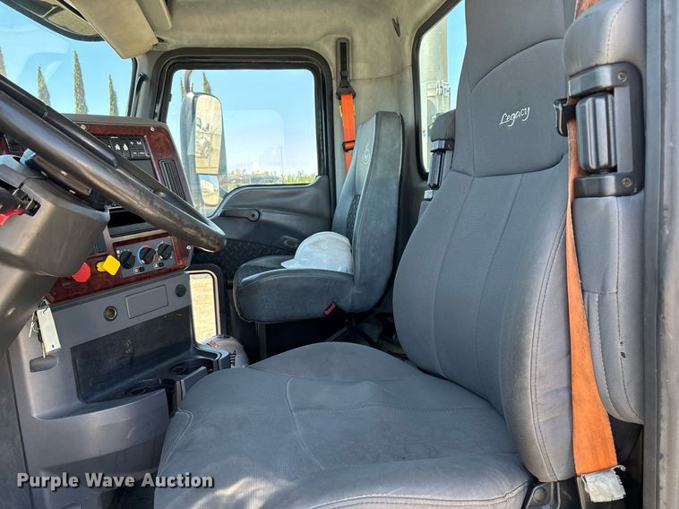 image for item DH8667 2017 Mack CXU613 semi truck