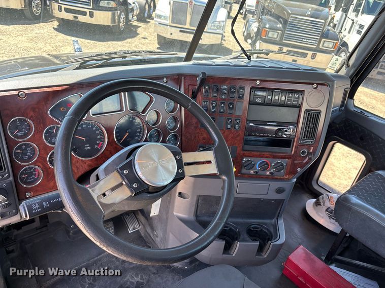 image for item DH8667 2017 Mack CXU613 semi truck