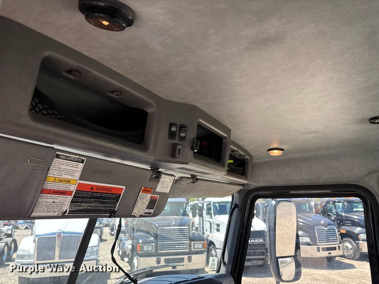 image for item DH8667 2017 Mack CXU613 semi truck