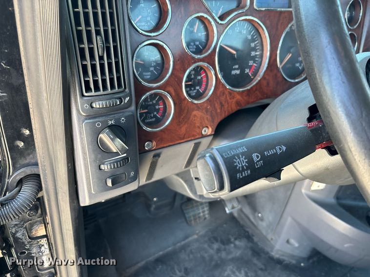 image for item DH8667 2017 Mack CXU613 semi truck