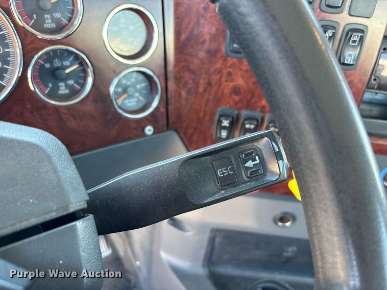 image for item DH8667 2017 Mack CXU613 semi truck