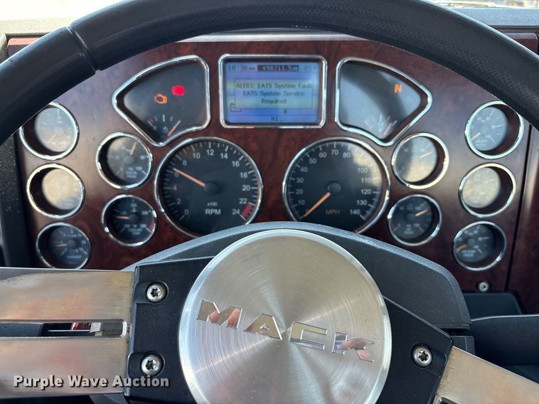 image for item DH8667 2017 Mack CXU613 semi truck