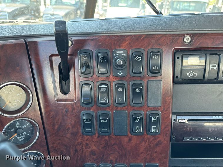 image for item DH8667 2017 Mack CXU613 semi truck