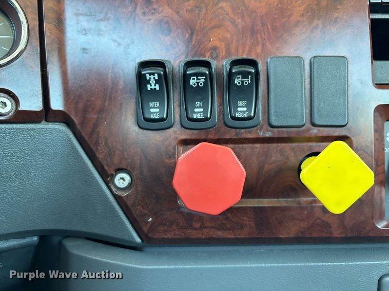 image for item DH8667 2017 Mack CXU613 semi truck