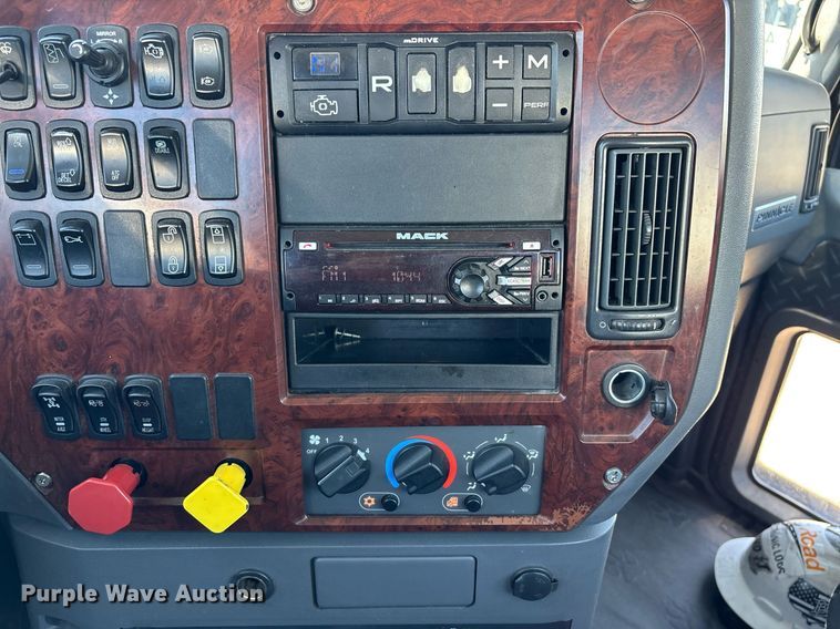 image for item DH8667 2017 Mack CXU613 semi truck