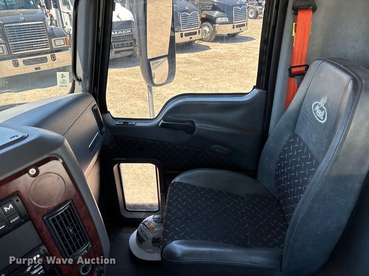 image for item DH8667 2017 Mack CXU613 semi truck