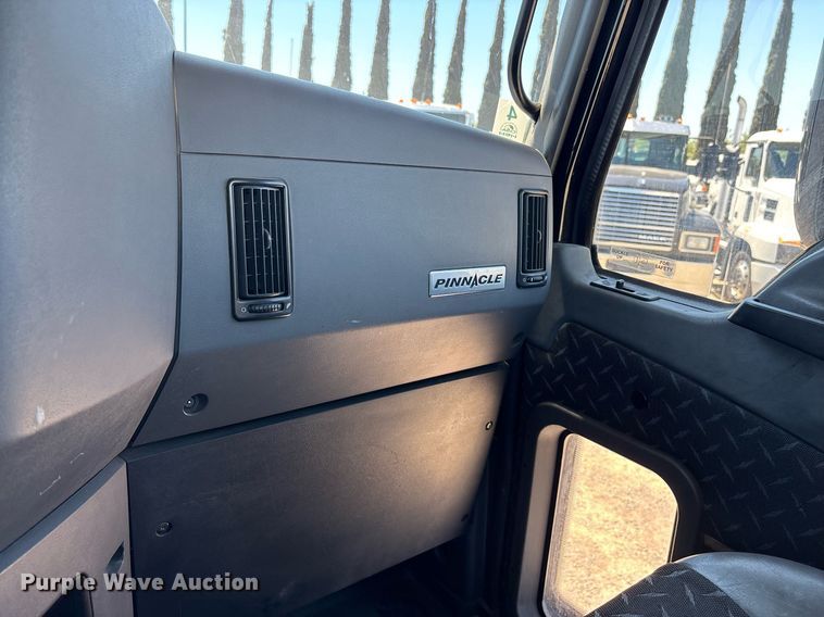 image for item DH8667 2017 Mack CXU613 semi truck