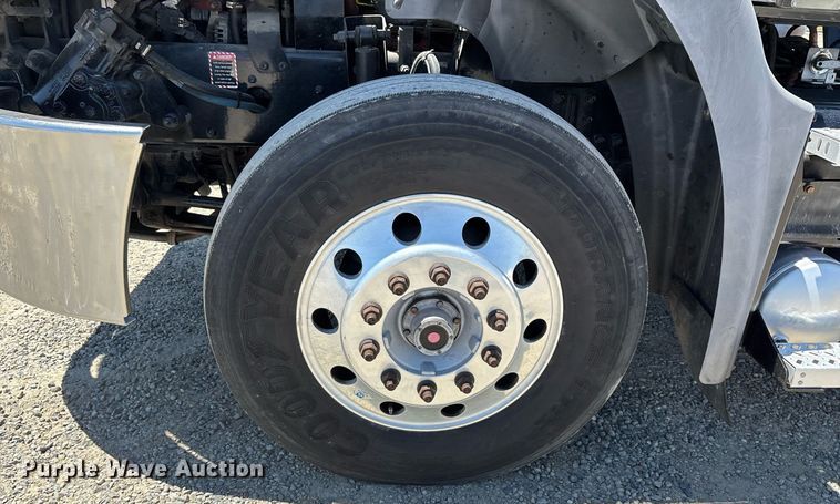 image for item DH8667 2017 Mack CXU613 semi truck