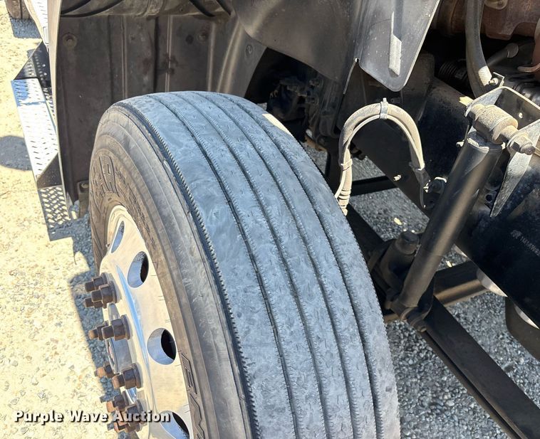 image for item DH8667 2017 Mack CXU613 semi truck