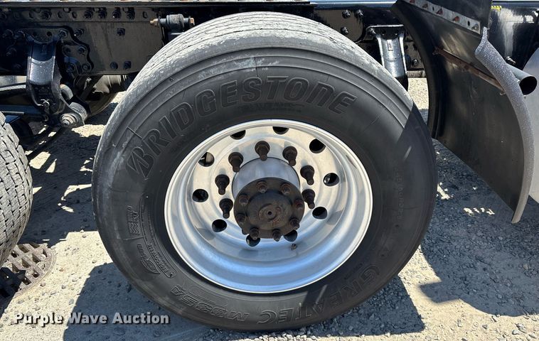 image for item DH8667 2017 Mack CXU613 semi truck