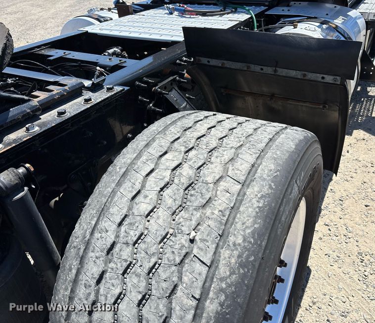 image for item DH8667 2017 Mack CXU613 semi truck