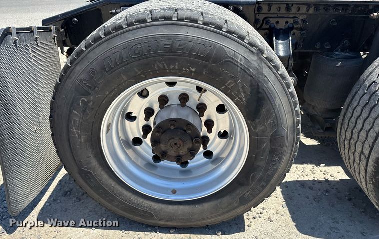 image for item DH8667 2017 Mack CXU613 semi truck