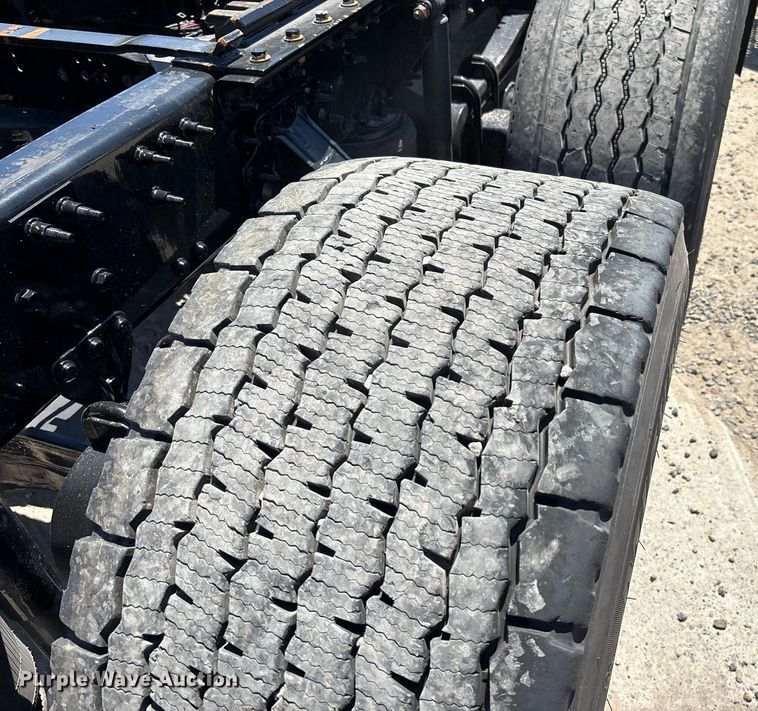 image for item DH8667 2017 Mack CXU613 semi truck