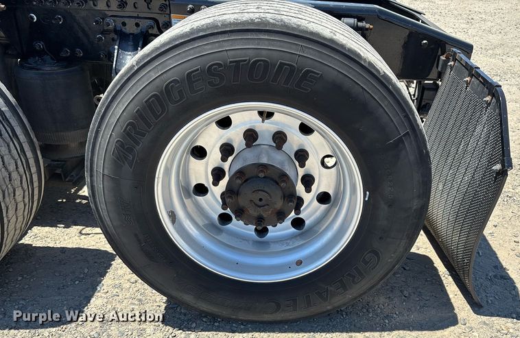 image for item DH8667 2017 Mack CXU613 semi truck