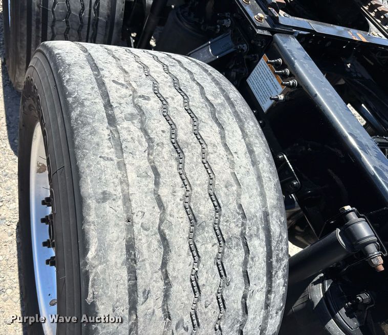 image for item DH8667 2017 Mack CXU613 semi truck