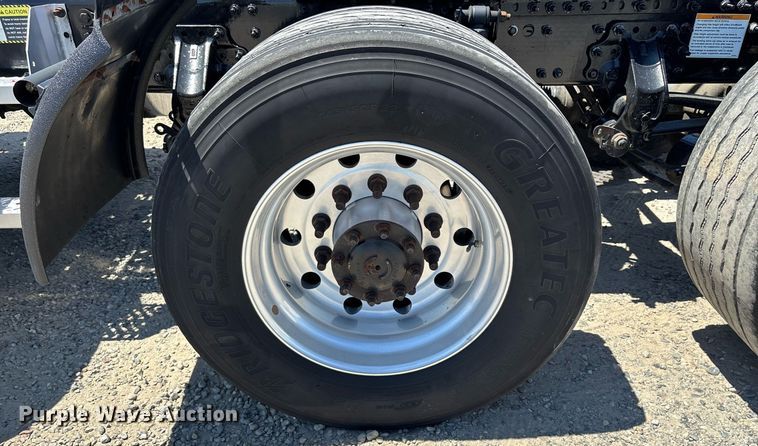 image for item DH8667 2017 Mack CXU613 semi truck