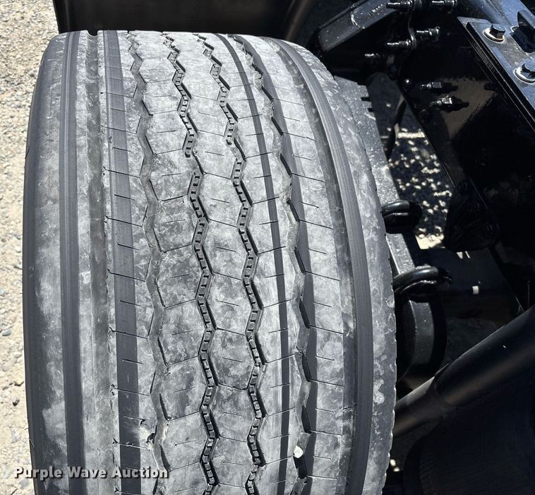 image for item DH8667 2017 Mack CXU613 semi truck