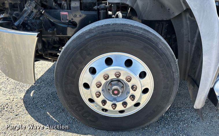 image for item DH8667 2017 Mack CXU613 semi truck