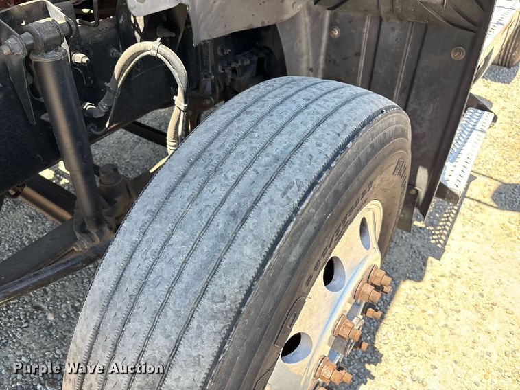 image for item DH8667 2017 Mack CXU613 semi truck