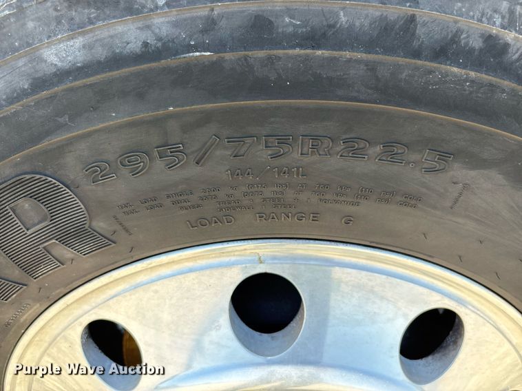 image for item DH8667 2017 Mack CXU613 semi truck