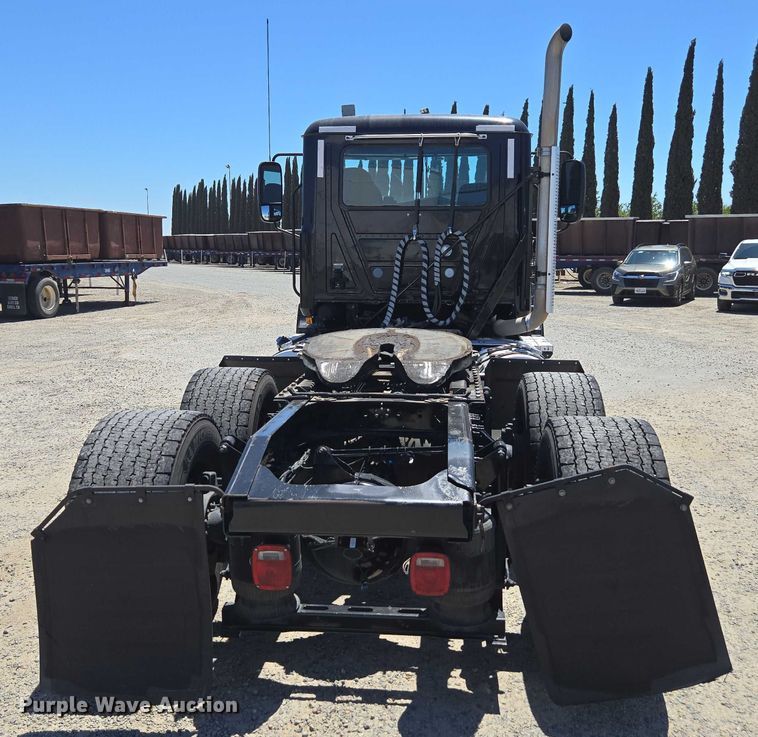 image for item DH8668 2017 Mack CXU613 semi truck