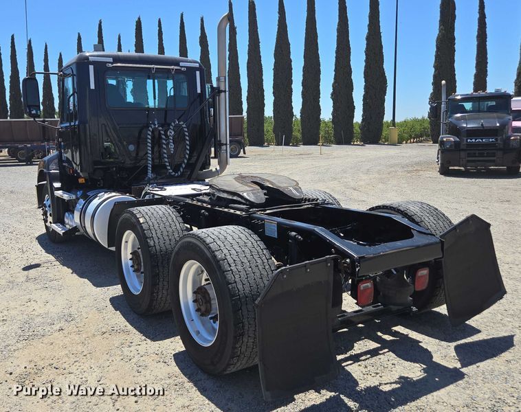 image for item DH8668 2017 Mack CXU613 semi truck