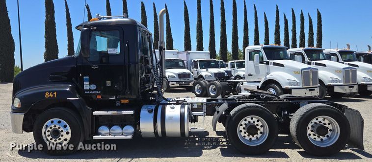 image for item DH8668 2017 Mack CXU613 semi truck