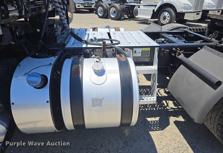 image for item DH8668 2017 Mack CXU613 semi truck