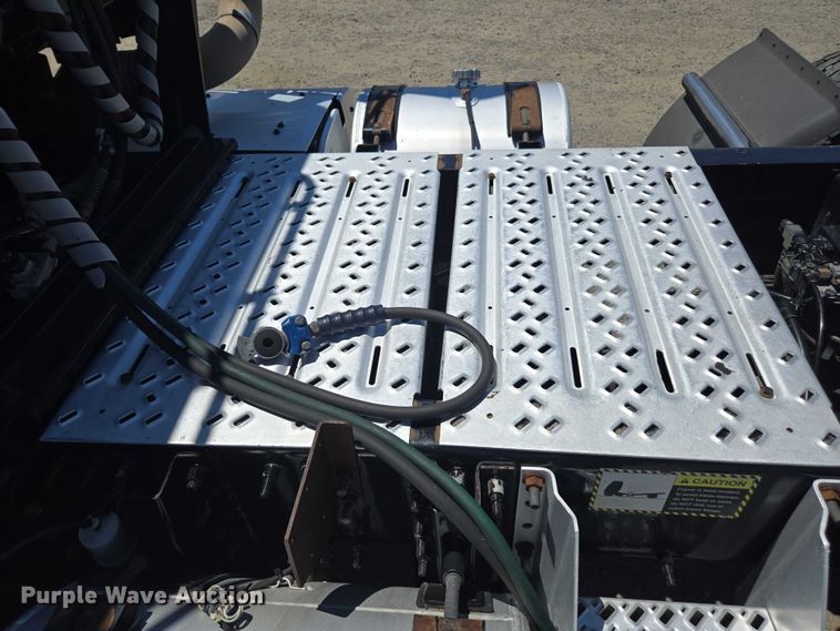 image for item DH8668 2017 Mack CXU613 semi truck