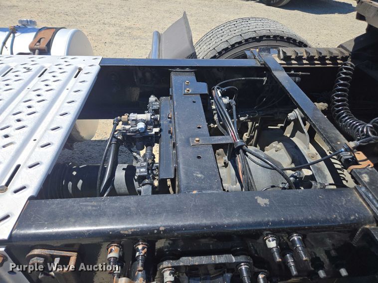 image for item DH8668 2017 Mack CXU613 semi truck