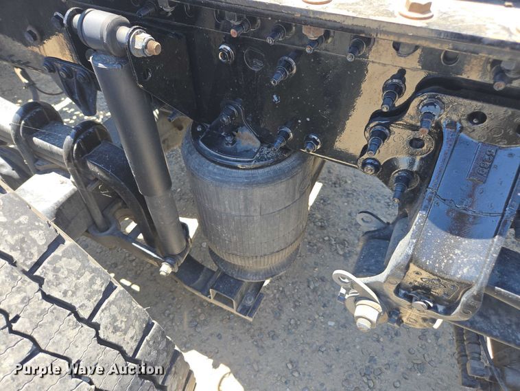 image for item DH8668 2017 Mack CXU613 semi truck