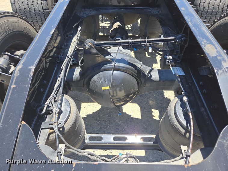 image for item DH8668 2017 Mack CXU613 semi truck