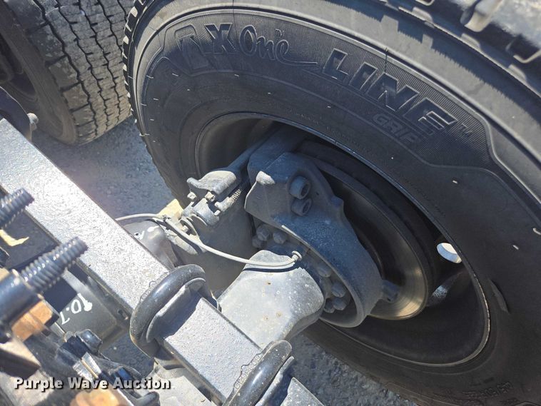 image for item DH8668 2017 Mack CXU613 semi truck