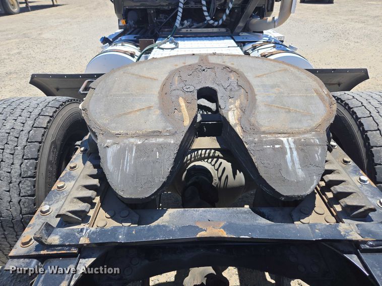 image for item DH8668 2017 Mack CXU613 semi truck