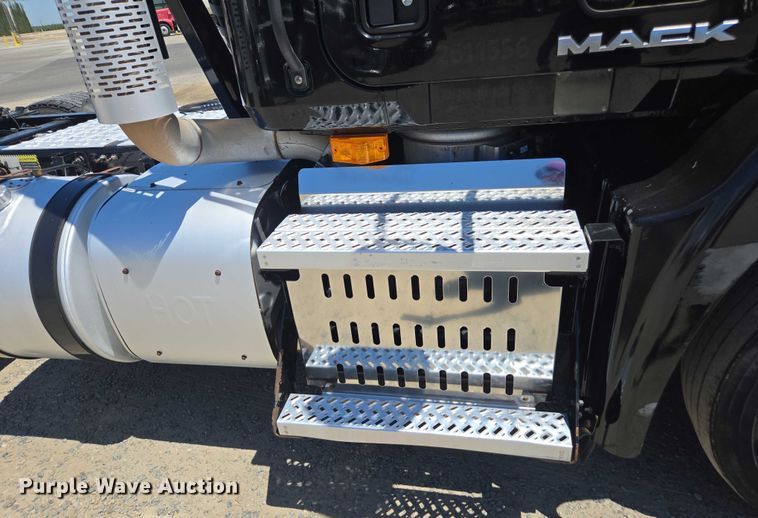 image for item DH8668 2017 Mack CXU613 semi truck