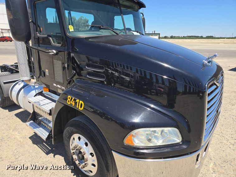 image for item DH8668 2017 Mack CXU613 semi truck